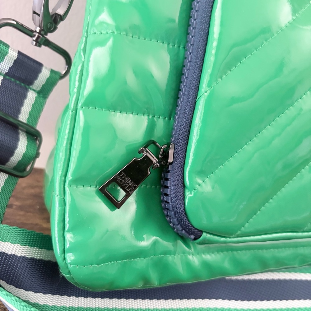 Think Royln Street XL Crossbody Bag & Pouch Set in Shiny Green Quilted - NWOT - Picture 6 of 6